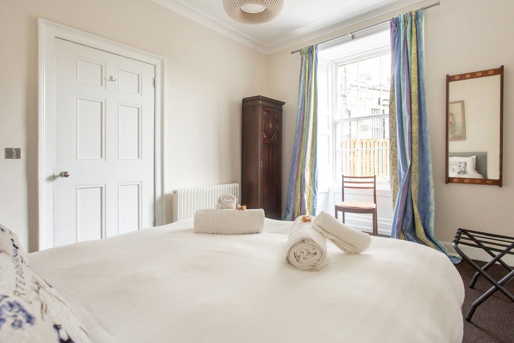 JOIVY Spacious 2 Bed Apt in Ideal City Centre Location view 4