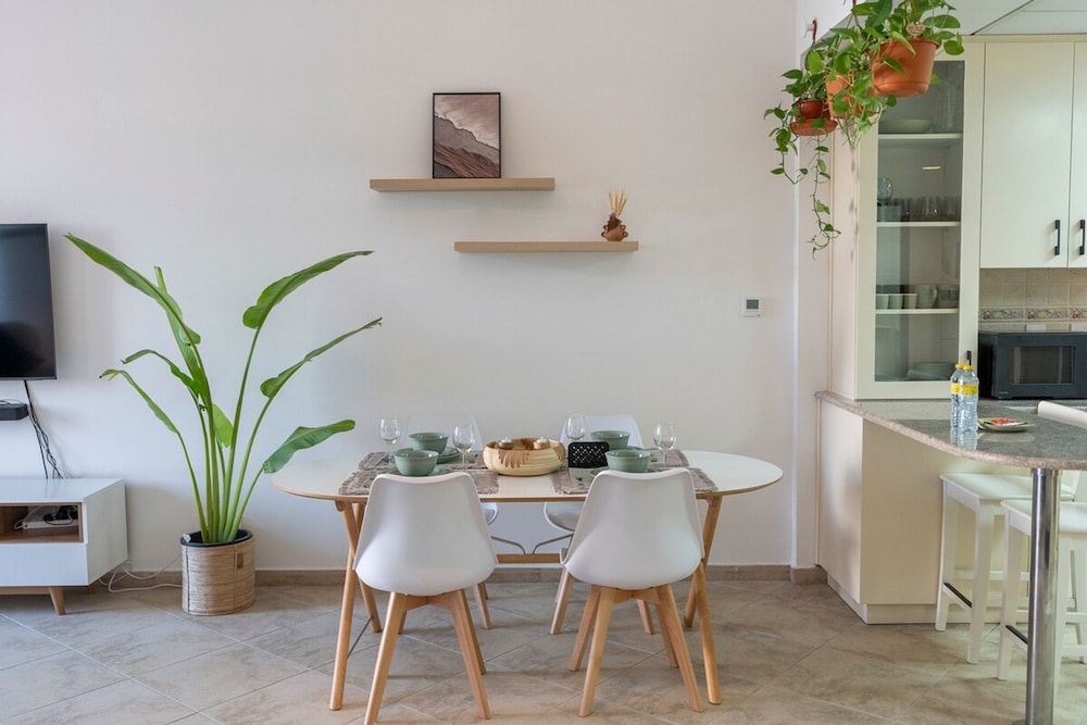 Cozy 1-bedroom Apartment for 5 in Motor City