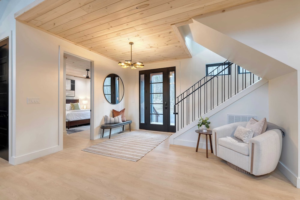 Kings Crown by Avantstay Indoor Pool, Hot Tub, Firepit, Theater All-season Retreat