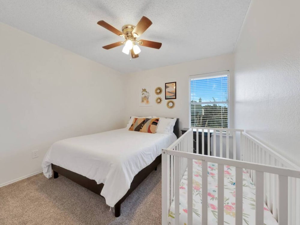 Frisco Castle 3BR Garage Parking Gated Backyard