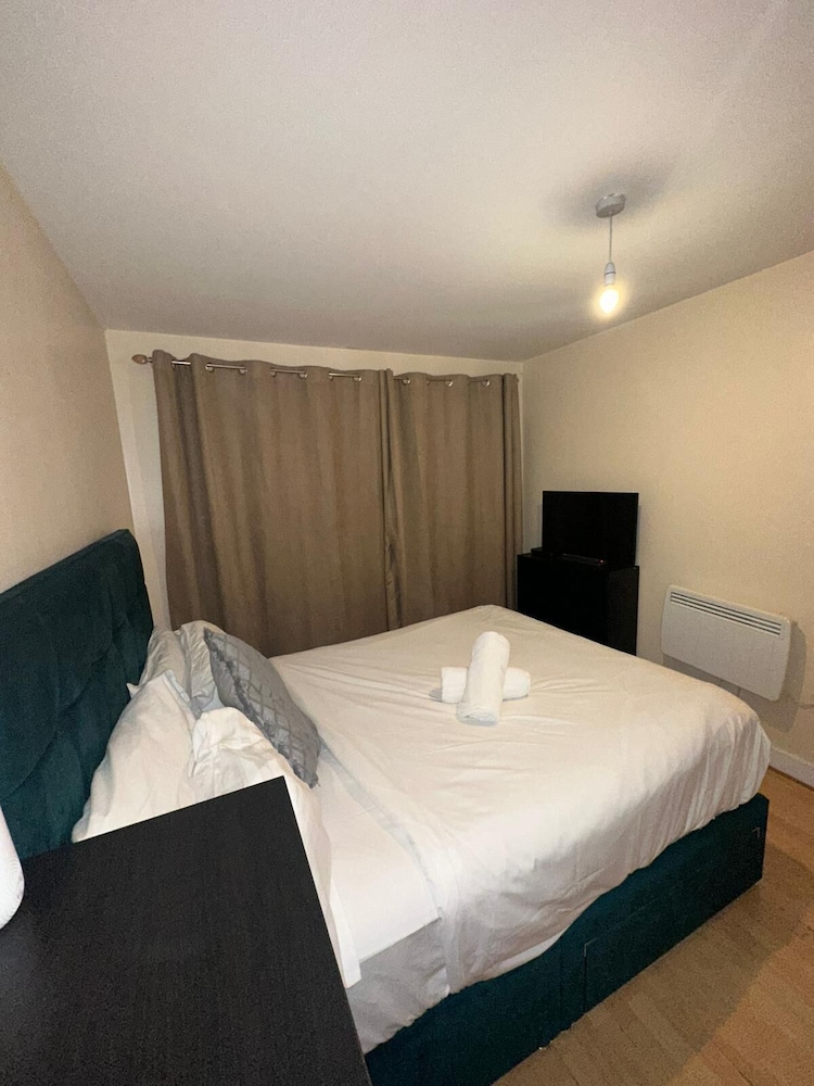 Remarkable 1-bed Apartment in Romford view 5