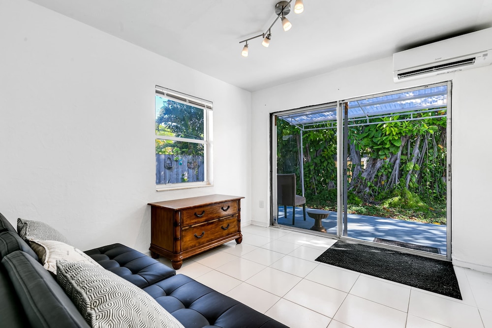 Bungalow With Large Backyard 5 min From Beach