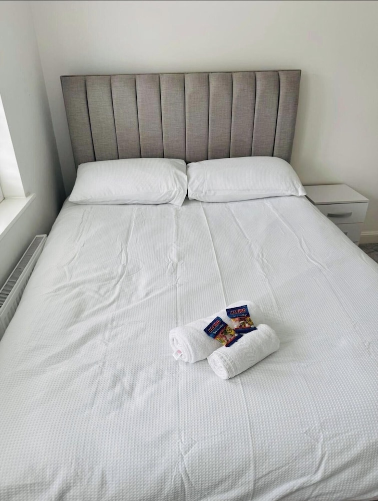 Luxurious Majestic 4 Bedroom- Free Parking