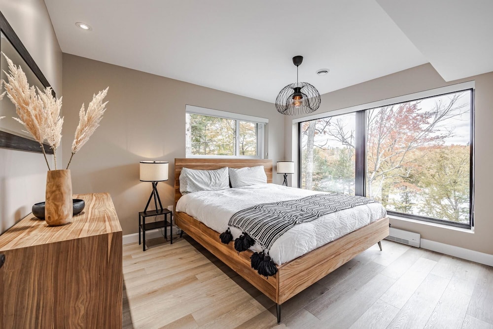 Valhalla - Scandinavian Style Chalet Directly on the Lake With Upscale Amenities and Private hot tub