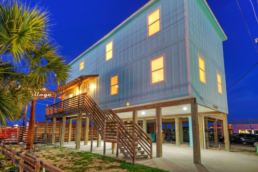 Sleeps 26 2 Homes w/ Waterfront Pool + Boat Dock Laguna Village Escape