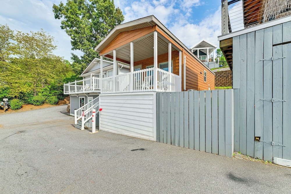 Waterfront Living & Resort Perks! Lake Norman Stay