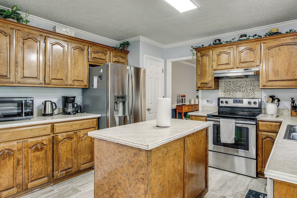 3 Mi to Marina: Quiet Getaway w/ Deck in Lexington