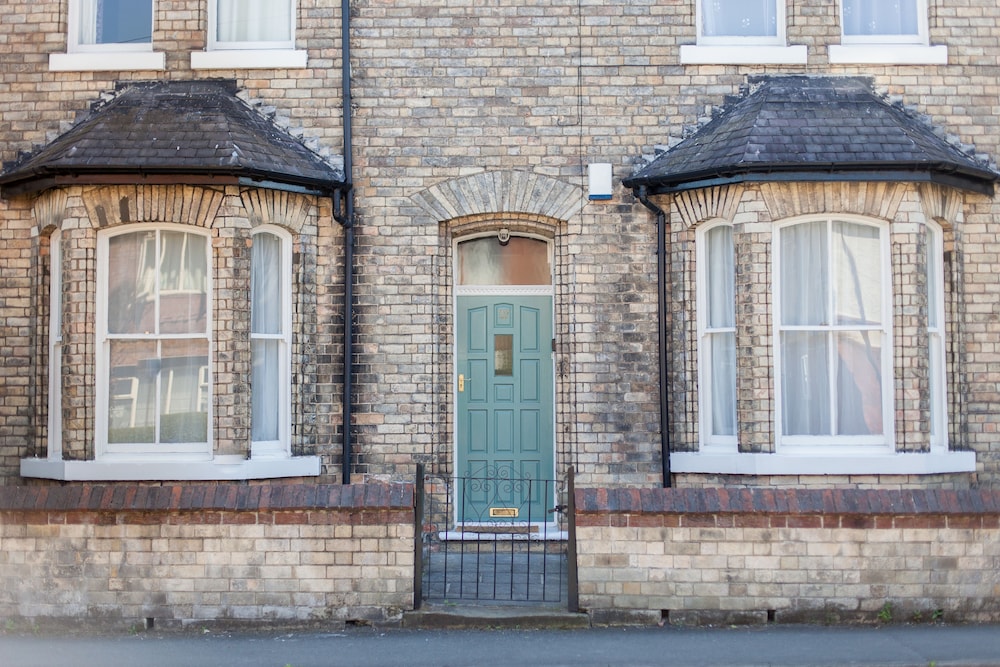 Apartment 32