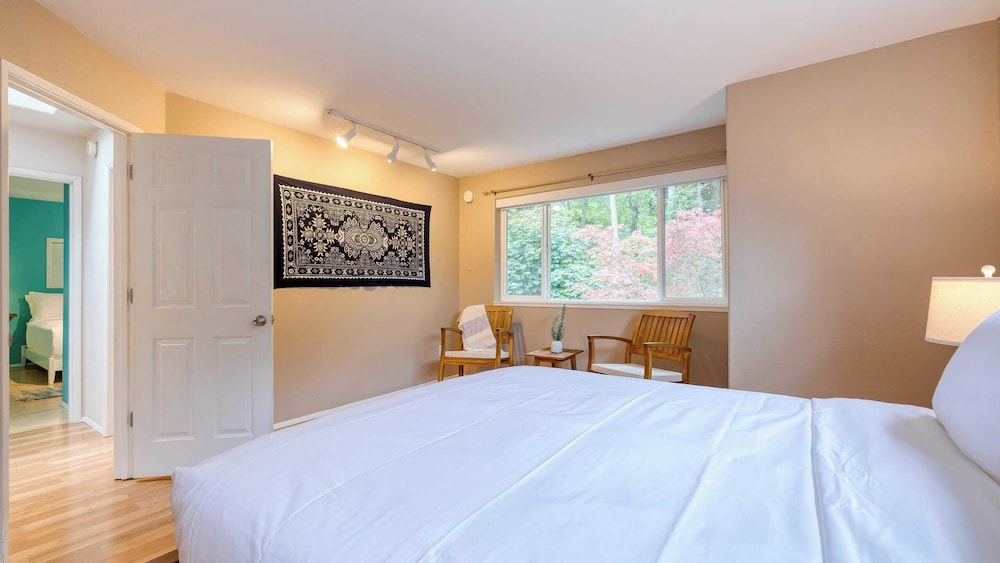 Stylish Forest Getaway on Whidbey Island Near Beaches, Wineries & Trails Cedarview Retreat by Avantstay