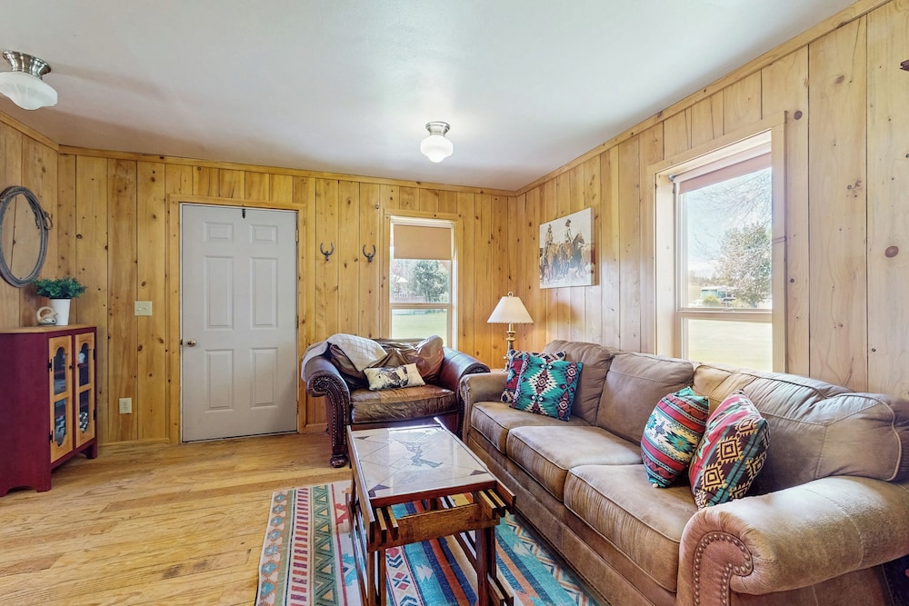 1 BR Bunk House on Long Hollow Ranch, Dog Friendly