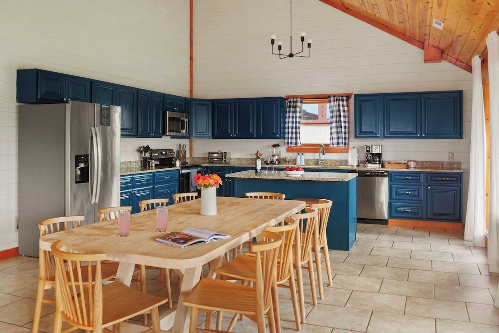 Smoky Ridge by Avantstay Renovated Cabin w/ Indoor Pool Game Room + Theater