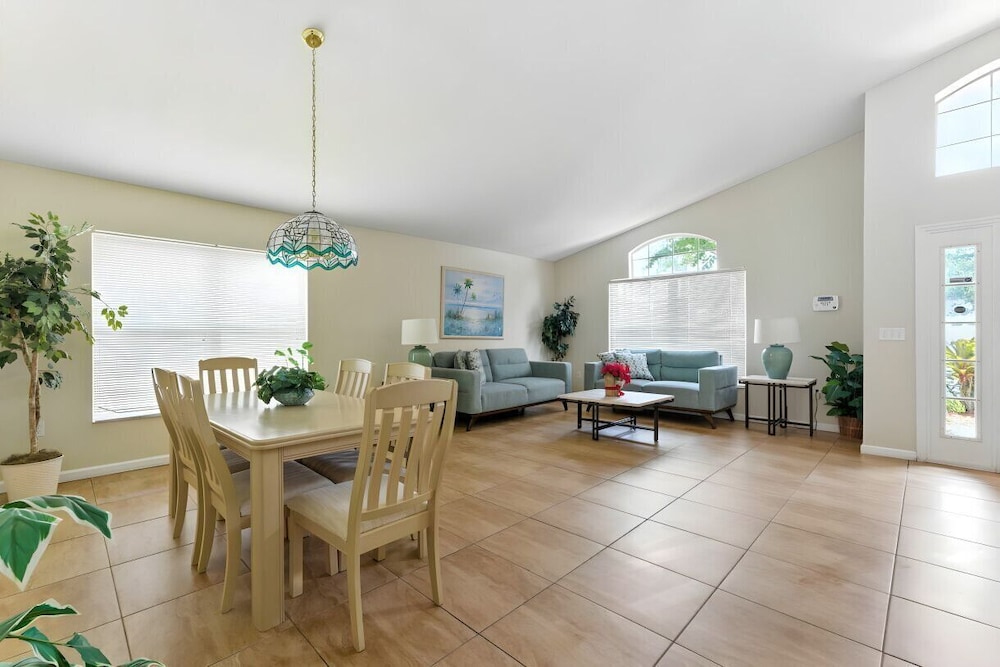 Cozy 4BR Villa w/ Priv Pool Lake Berkley Resort