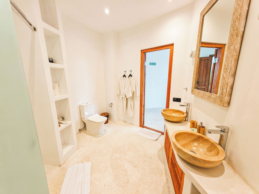 Hillstone Luxury Village