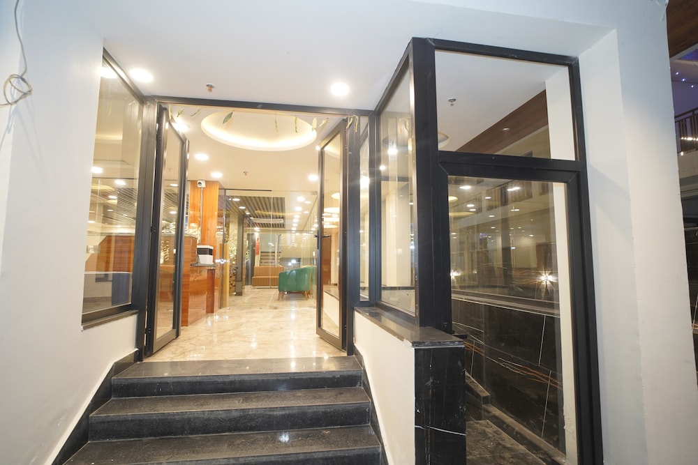 Royal Raven Hotel And Banquet