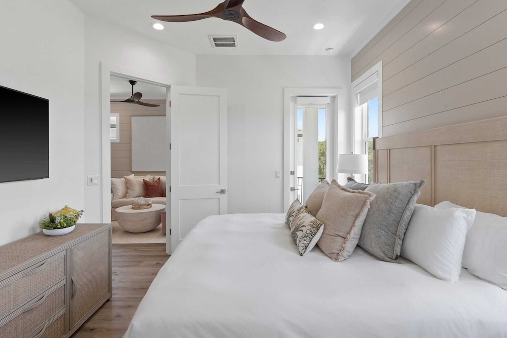 Pool, Hot Tub, Firepit, Walk to Beach Near Gulf Place