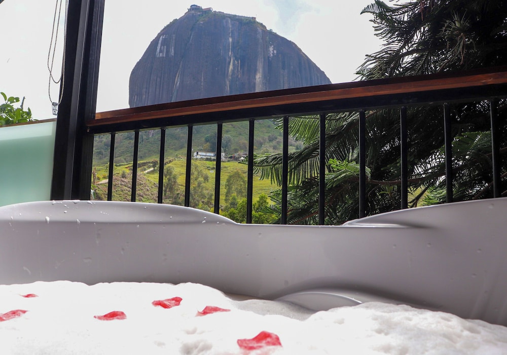 Lakeview Cabin with Jacuzzi in Guatapé