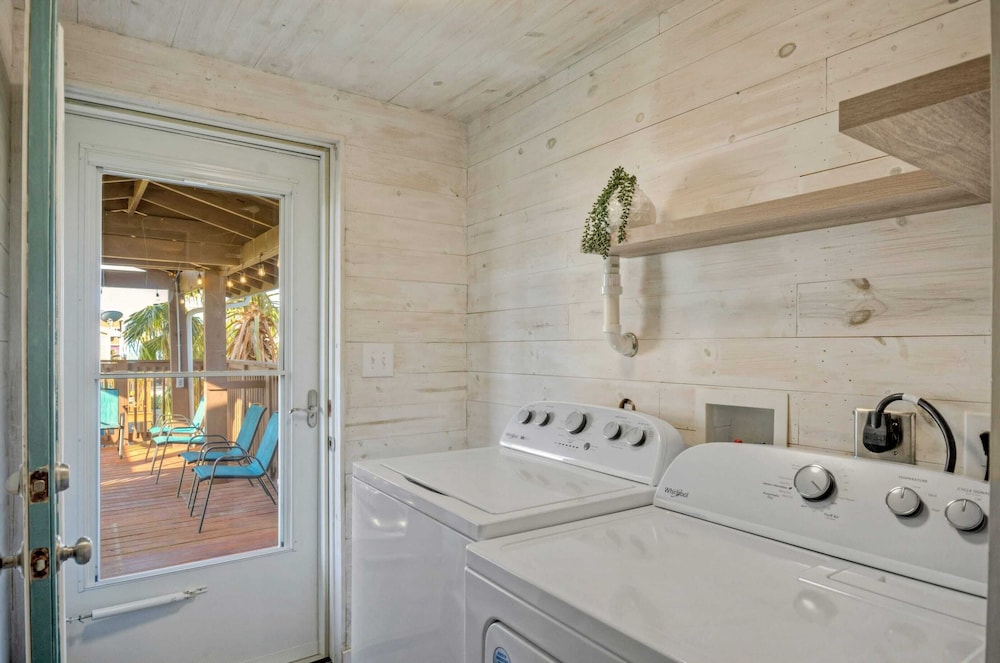 Private Pool, Yard, Deck, by the Nature Preserve! Tipsy Flipper by Avantstay