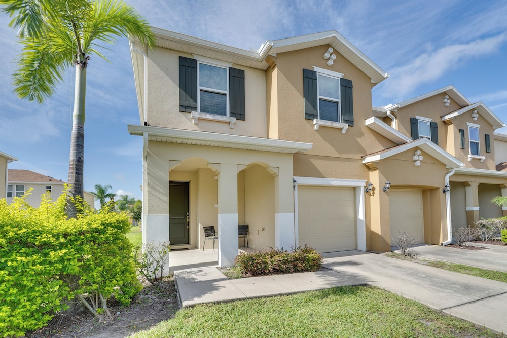 4 Mi to Wdw: Sleek Townhome w/ Community Pool!