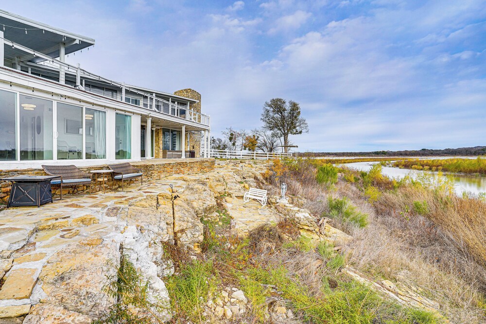 Lakefront Runaway Bay Retreat w/ Private Dock