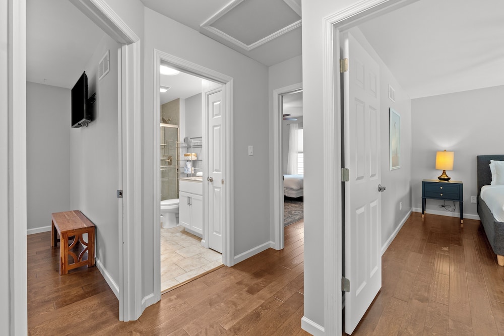 Modern Home W/garage Near SLU JZ Vacation Rentals