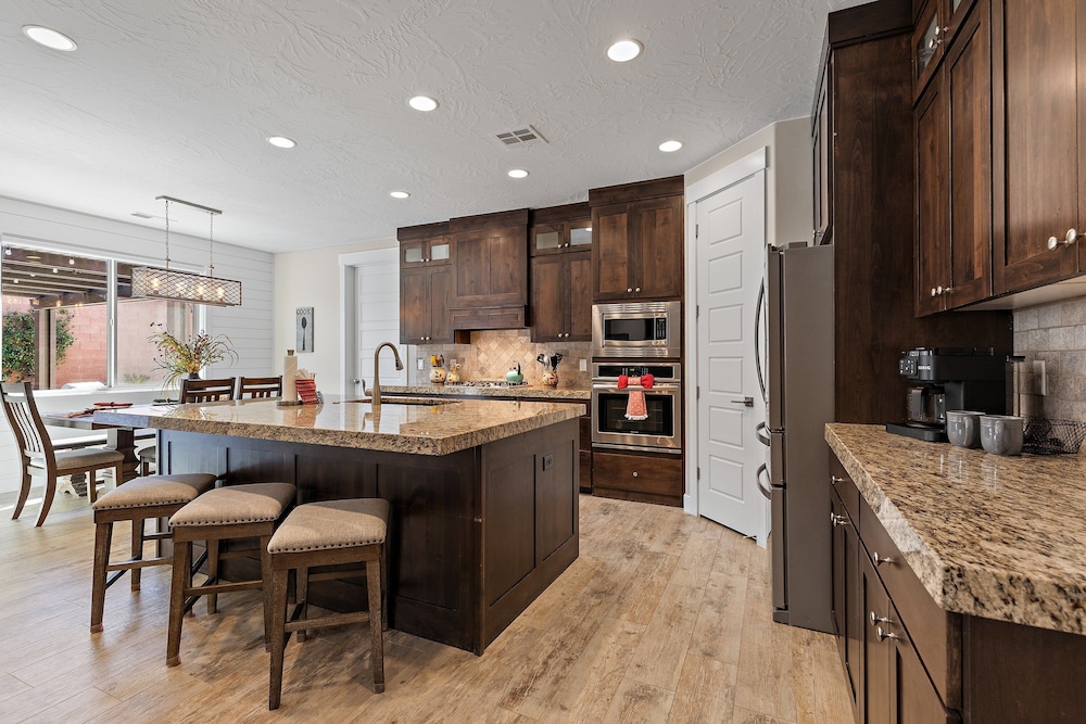 Hurricane Falls Pool, Hot Tub Plus Dog Friendly! 4 Bedroom Home
