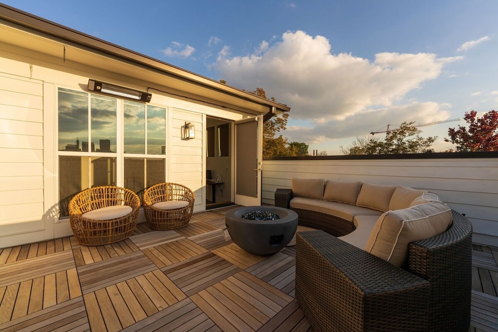 Luxurious Midtown Home Rooftop Views by Silverx