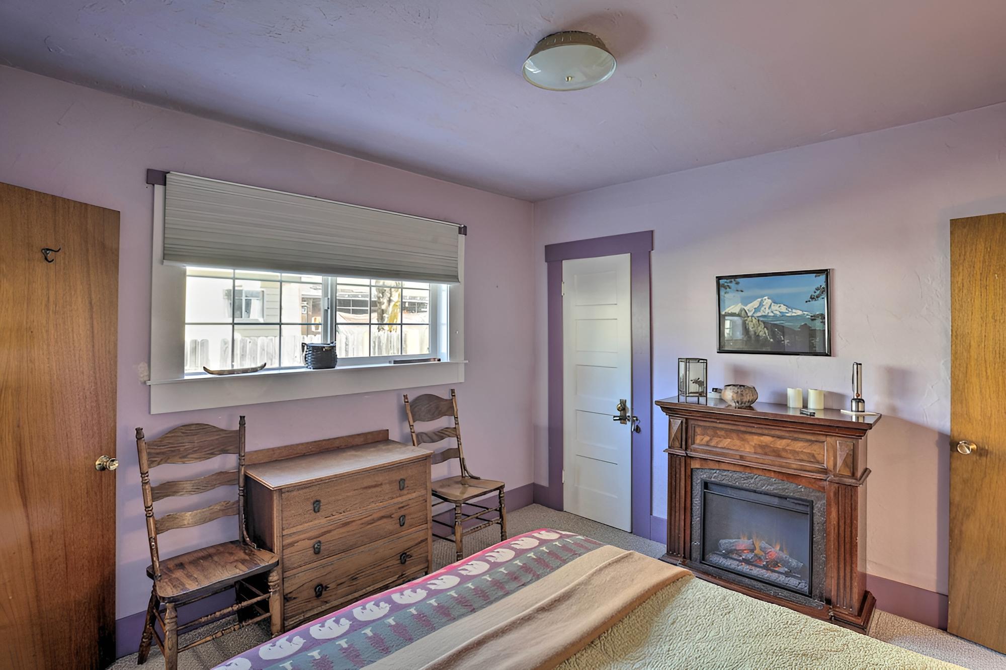 Downtown Cabin < 10 Miles to Mt Shasta Ski Park! view 4