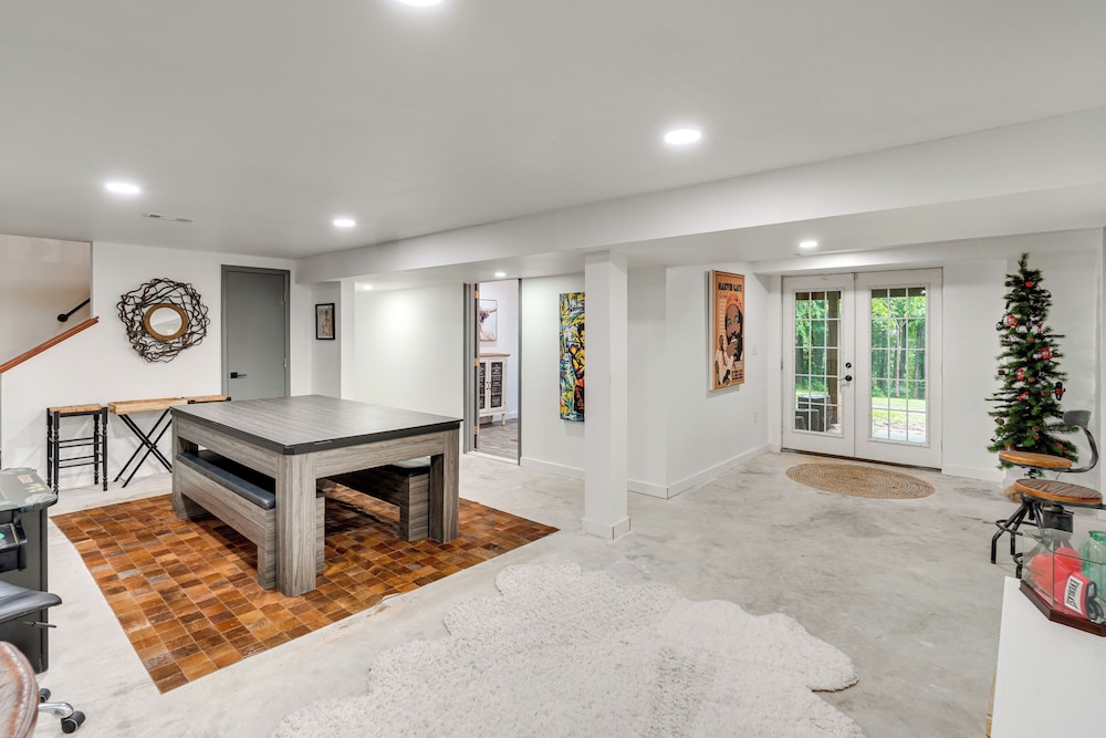 Hot Tub & Theater Room: Getaway in Falling Waters