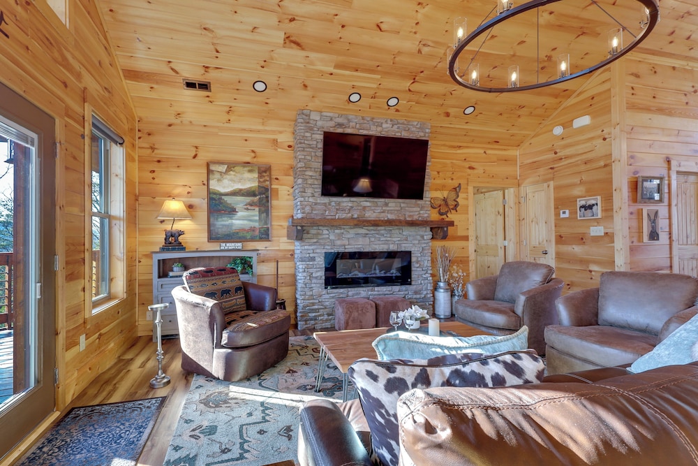 Majestic Mountain Views: Sevierville Escape!