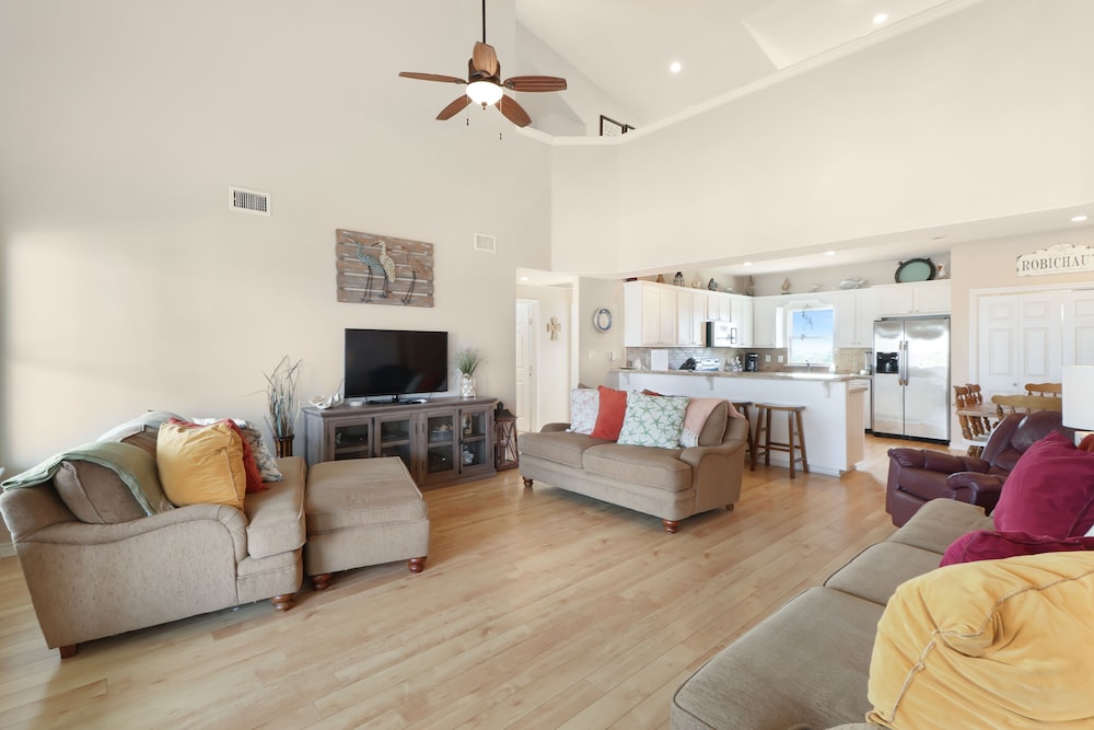 Out Of The Blue 5 Bedroom Home by RedAwning