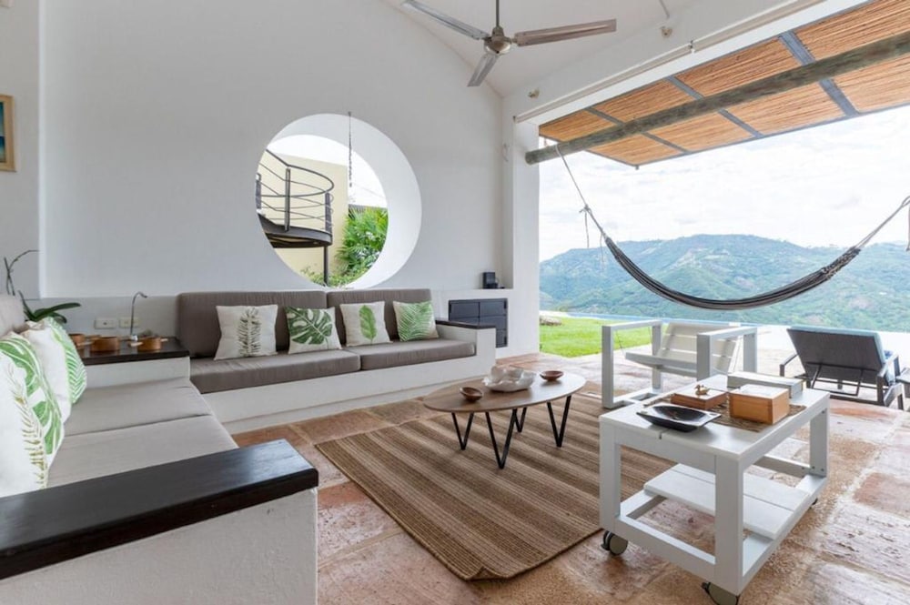 w Majestic 4BR Villa w Pool at Mesa de Yeguas