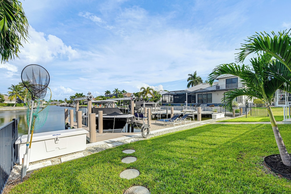 2 Mi to South Beach: Waterfront Home w/ Lanai!