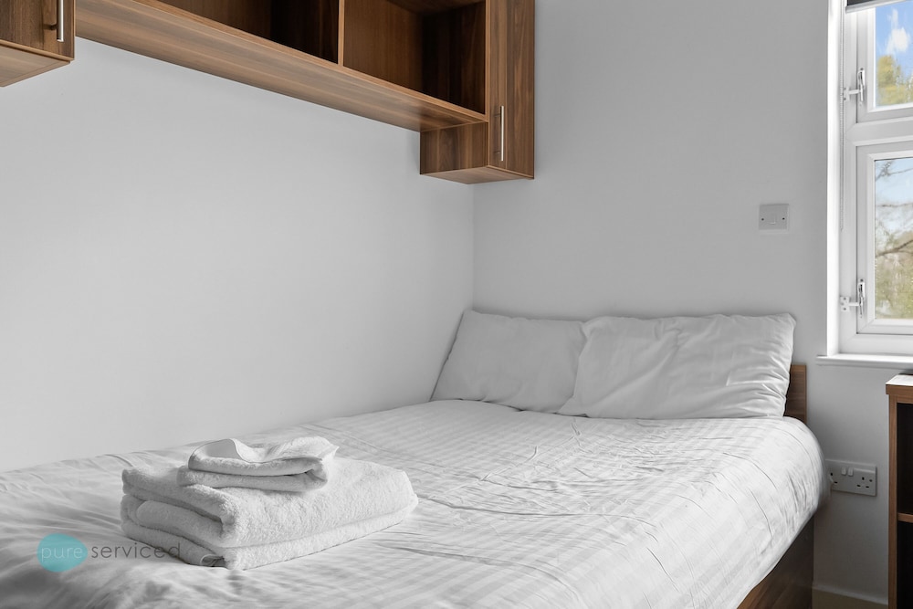 5 Bed Apartment @ Derriford Stays by Pureserviced