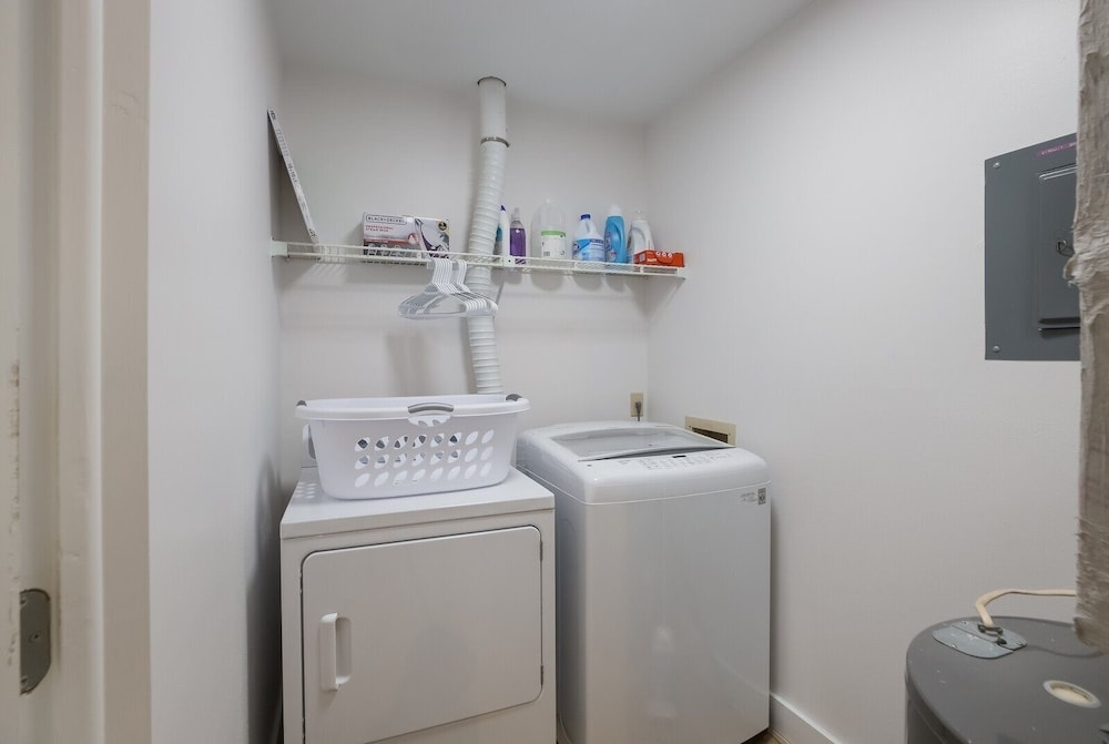 Hidden Pearl 2 Bedroom Home by RedAwning view 5