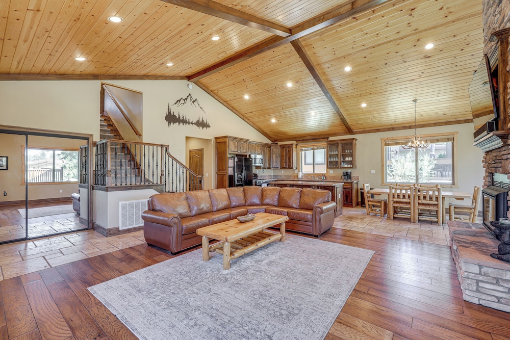 Walkable Big Bear Lake Home w/ Private Hot Tub!
