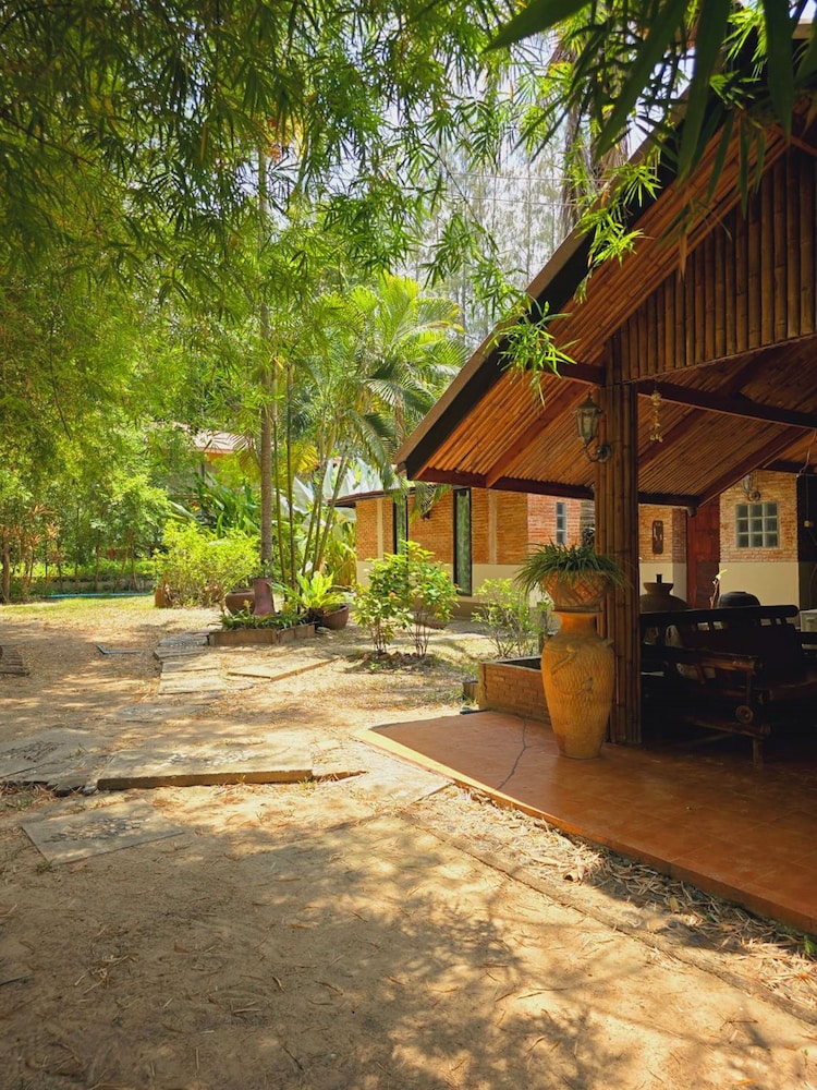 Kaengkrachan Boathouse Paradise Resort