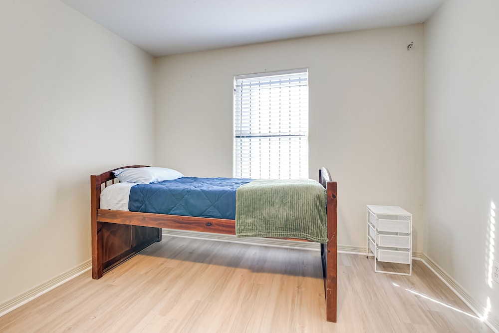 4 Mi to NRG Stadium: Spacious Houston Townhome!
