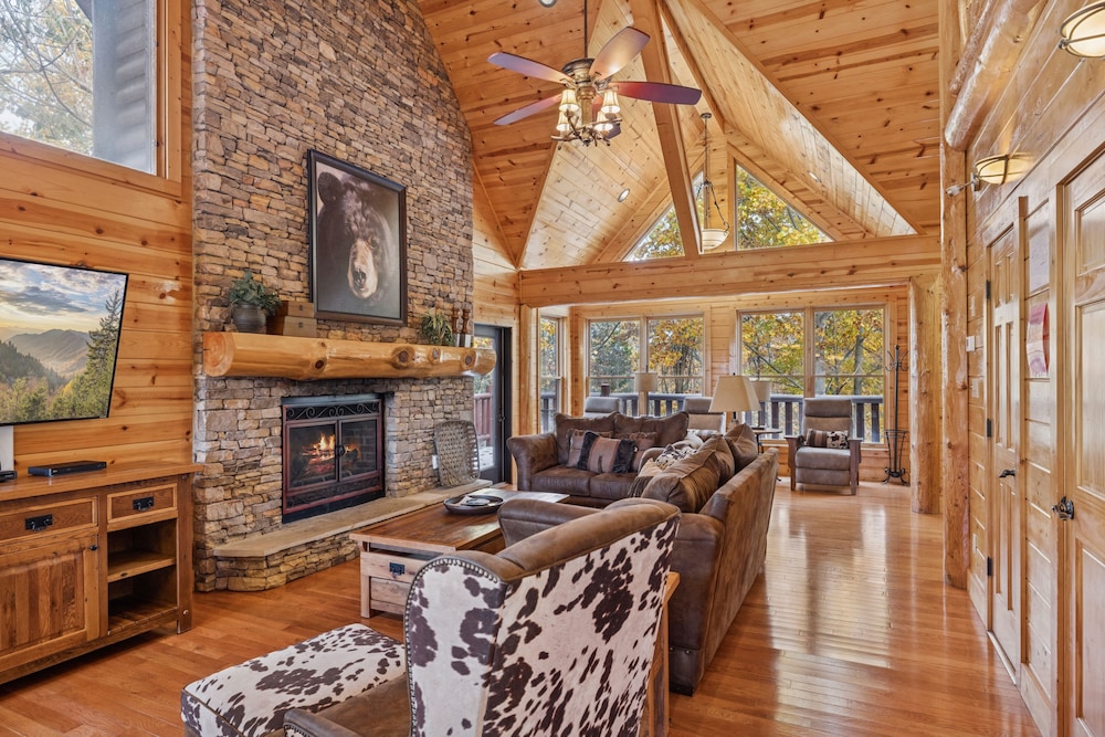 Pine Cone Cabin 4 Bedroom Cabin