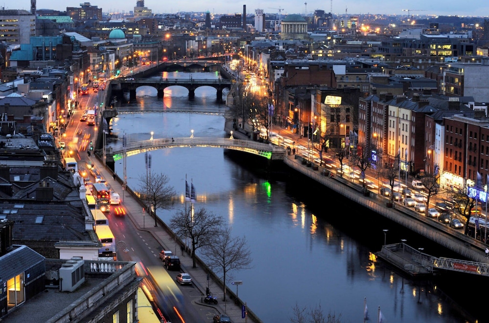 Central Dublin 2-bed Apartment -sleeps 5 & Parking