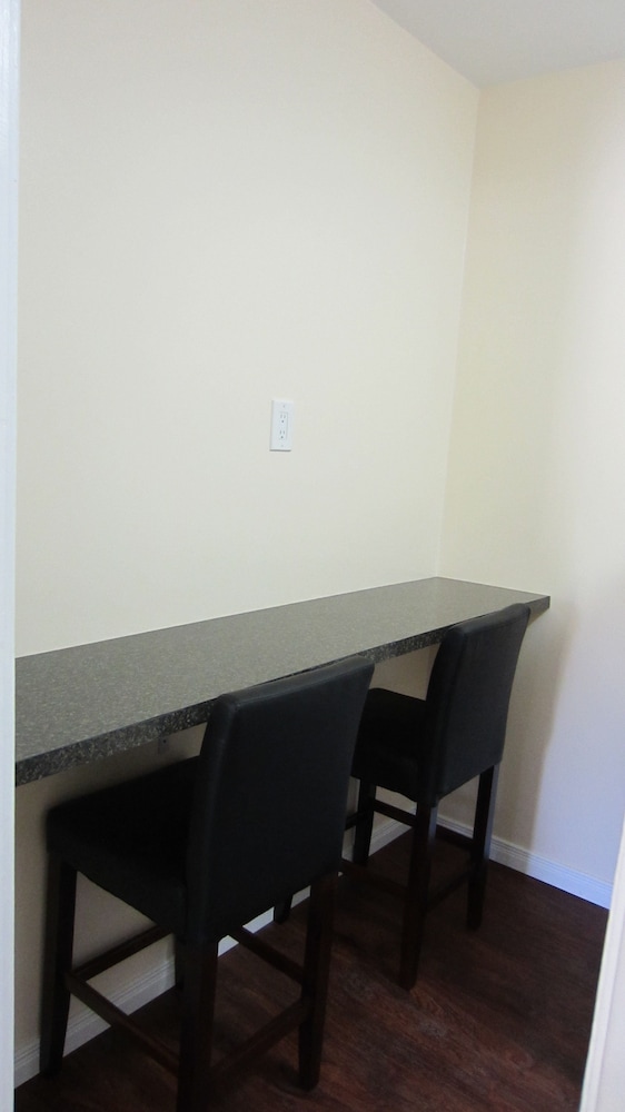 Village Inn & Suites