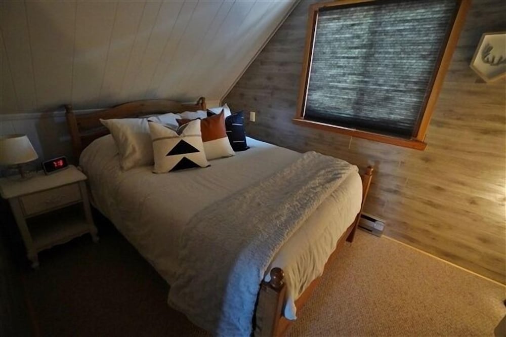 490 Lake St Peter $2100/sum Wk 3 Bedroom Cottage