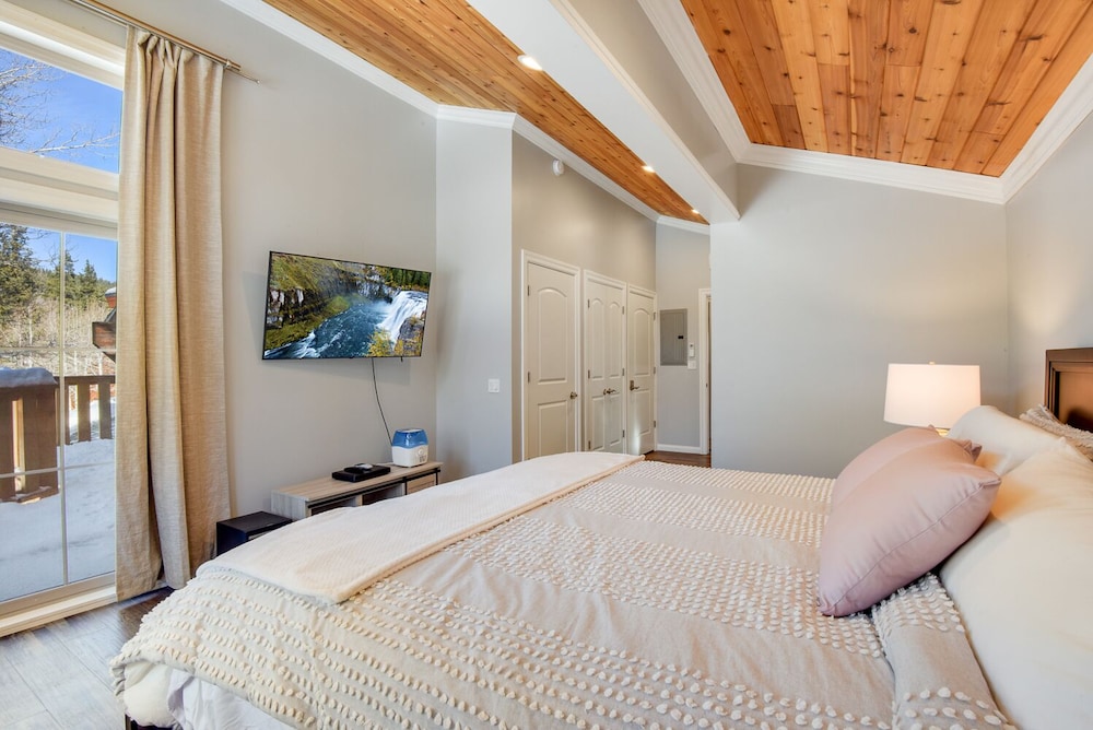 Alpine Chalet Nature Lovers Rejoice! Chic 4 BDR view 4