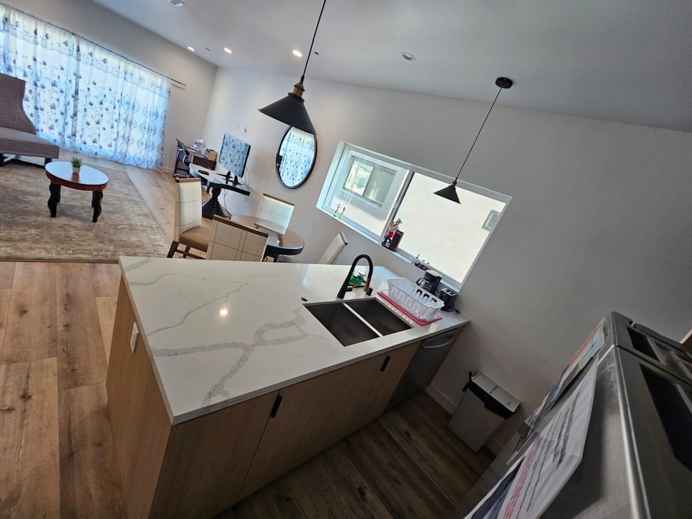 Fabulous Townhouse with Rooftop view - Image 2