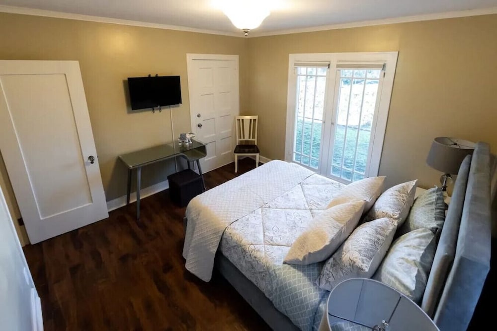 Updated 2BR House in Glendale With Private Fenced Yard Parking p2