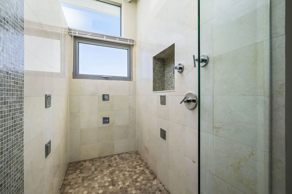NEW Luxury 4BR Beachfront Villa w Infinity Pool