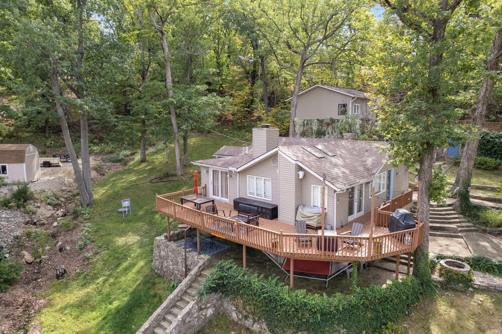 Lakefront Oasis With Skylights & Covered Boat Slip For Extra Adventure