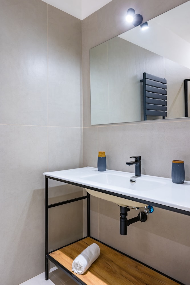 Modern Family Spacious Apartment Near Toledo