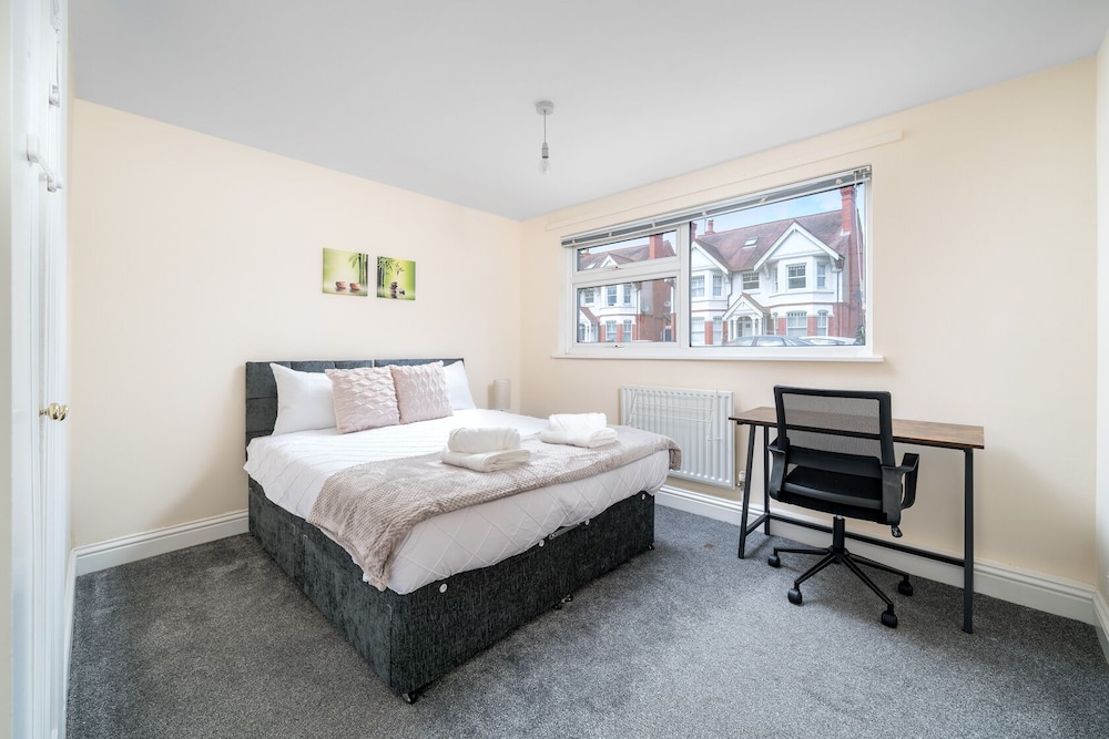 Spacious Pet Friendly 2-bed Apartment in Redhill view 4
