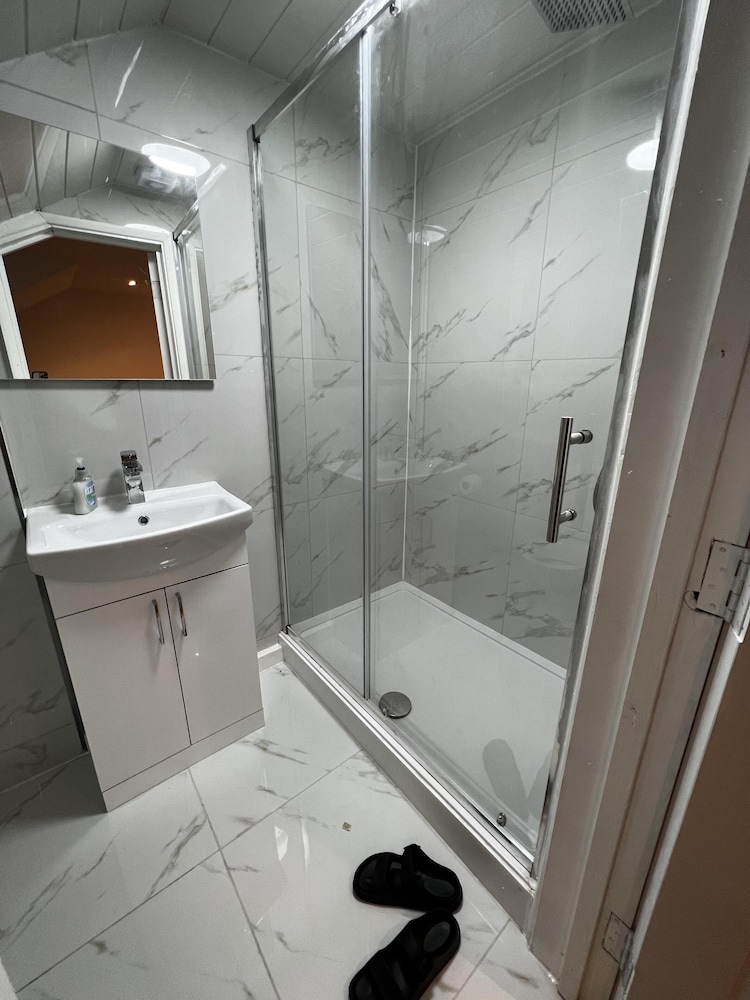 Lovely 6-bed House in Windsor