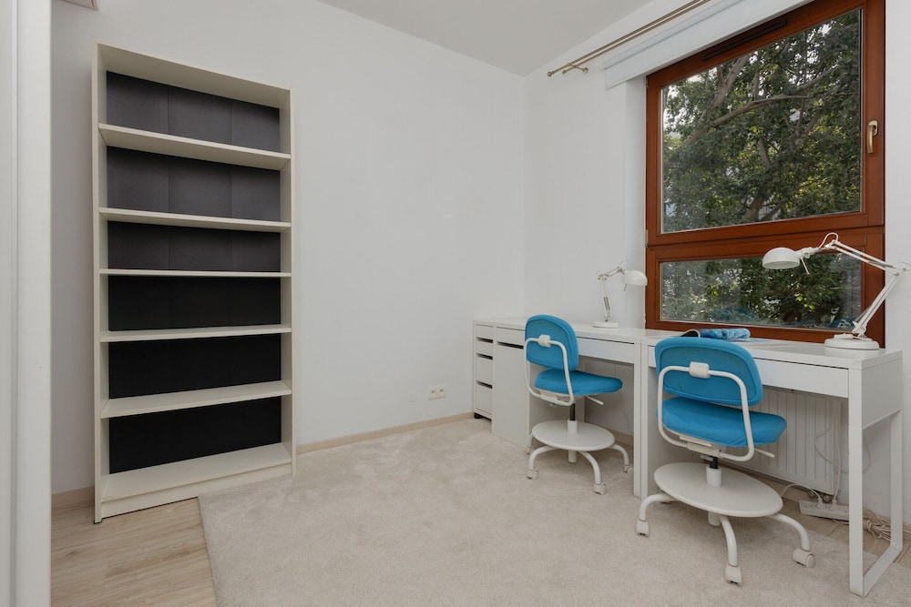Spacious Apartment + Parking by Renters view 4